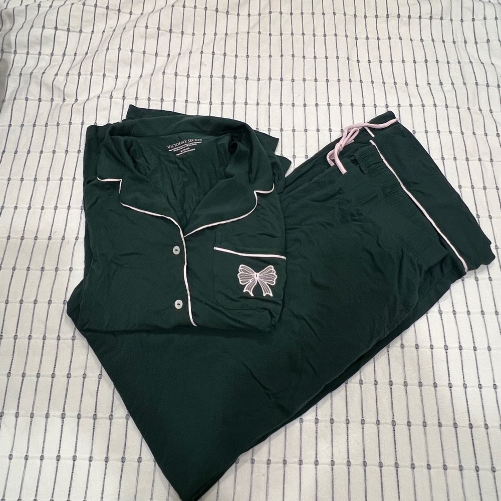 Victoria's Secret Dark Green Pajama Set with Pink Bow - Size Medium